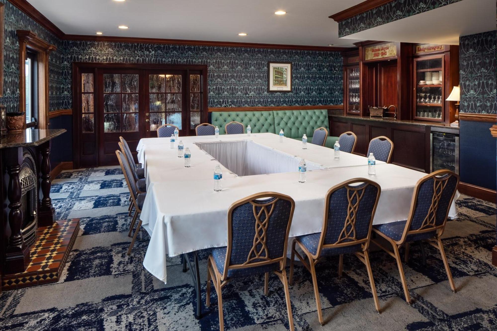 Irish Cottage Inn & Suites Галіна Екстер'єр фото